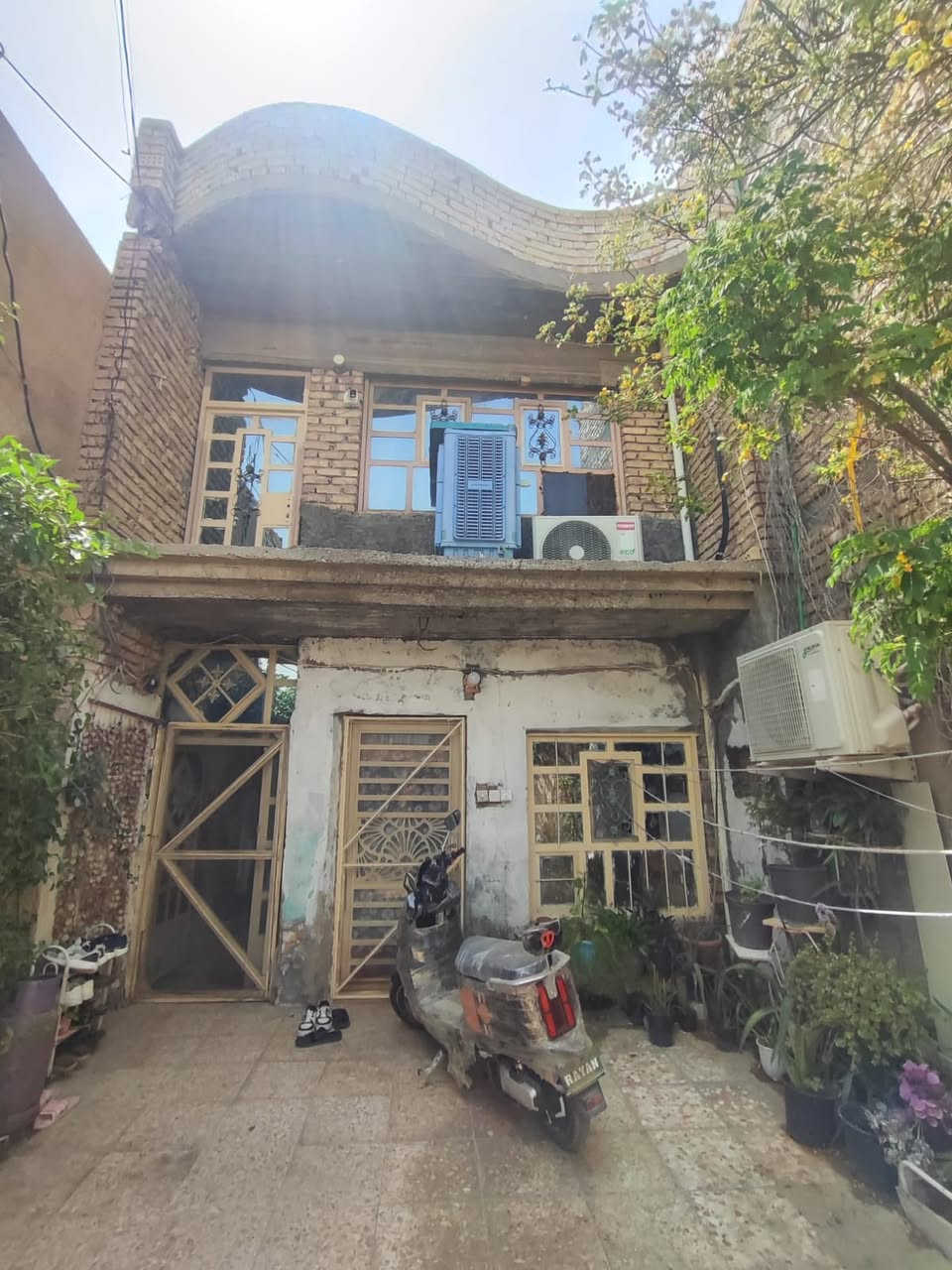 مشتمل 100م للبيع
 منطقة السكلات 202
فرع مصور النرجس ثاني بيت على اليمين على شارع عشرين يحتوي على غرفتين بالطابق الارضي استقبال وغرفة نوم بالاضافة الى طابق ثاني غرفة وتواليت ومنور و سطح ثم درج وسطح عالي 
مناقصة شي البيت كامل 
 الاستفسار ***********
