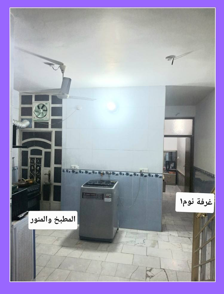 فرصة للسكن أو للاستثمار:
بيت للبيع في منطقة البنوك (الطاقة) بمساحة ١٠٠م الواجهة ٥م والنزال ٢٠م خلف شارع ١٥م من الجهتين مما يسهل مرونة الدخول والخروج من المنطقة وهو قريب الى كافة الاسواق والمحال التجارية والمرافق الحيوية.

المحتويات: 
١ غرفة نوم في الطابق الأرضي مع استقبال وحولي مفتوح على المطبخ مع خدمات وكذلك يوجد منور واسع.
٢ غرف نوم في الطابق الثاني مع حولي كبير وخدمات.
وبيتونه كبيرة مع سطحين أمامي وخلفي. 
البيت يحتوي طارمة كبيرة لسهولة تصميم درج خارجي وفصل البيت إلى شقتين لغرض الايجار والاستثمار .

المواصفات:
البيت بناء ٢٠١٣ بحالة جيدة جدا ونضيف وجاهز للسكن.
الأرضية مرمر ابيض
الواجهة حجر مطعم بالمرمر الاخضر.
البيت مؤسس ٣ خطوط ماء وكذلك ٣ خطوط كهرباء.

المميزات
البيت يمتاز بنظافته وجاهزيته للسكن مما يوفر تكاليف الترميم والتعديل أو الصيانة و الصبغ. 
البيت يحتوي مدخلين واحد للاستقبال والآخر للحولي لضمان الخصوصية 
الحولي الارضي معزول عن منطقة المطبخ ب (ستيج) مع سطح مرمر اسود مما يضيف لمحة جمالية وعزل لحركة المطبخ. 
جدران الطابق الأرضي مغلفة بالسيراميك الإسباني لكل البيت بارتفاع ١٢٥ سم. 
واجهة البيت و الشبابيك أغلبها بعكس اتجاه الشمس أثناء فترة الصباح و الضهيرة ويكون بمواجهة اشعة الشمس ساعة العصر مما يضمن برودة البيت. 
المنطقة في أغلبها منطقة موظفين لذلك تمتاز بالهدوء خاصة فترات الصباح والضهيرة مما يؤمن الراحة اليومية.
ابواب الغرف كلها خشب درجة أولى ومصممة مع ملحق نافذه لضمان توزيع الاضائه داخل المنزل وإضفاء جمالية الابواب العالية. 
الدرج مرمر لكل الطوابق ويحتوي محجر المنيوم.
البيتونة كبيرة وواسعة تصلح تكون غرفة أو مخزن وتحتوي شبابيك واسعة من الجهتين لضمان الاضائة وسهولة العزل.

للتواصل ومعرفة السعر يرجى الاتصال على الواتساب فقط 
***********

