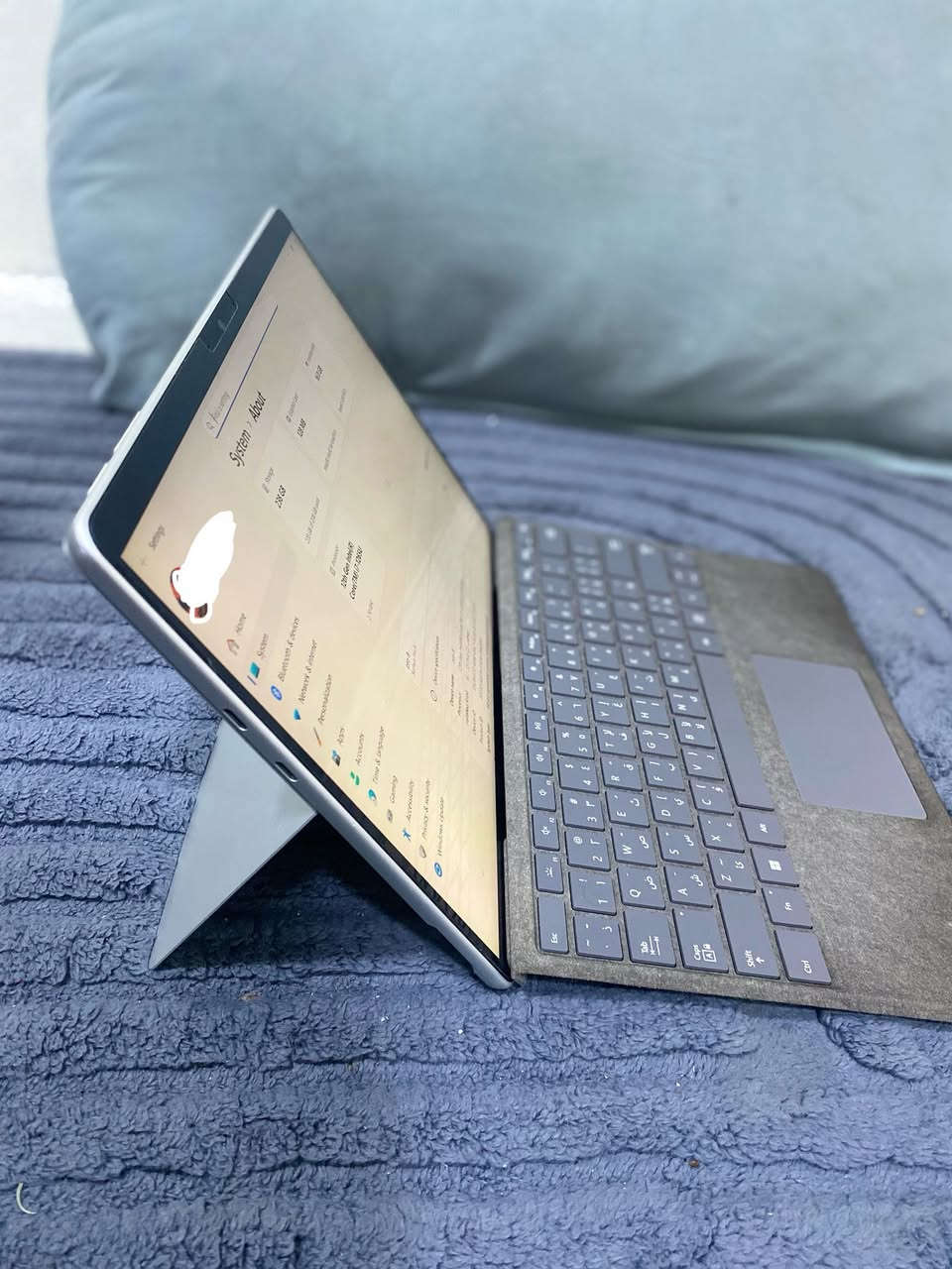 💻 Microsoft Surface Pro 9 – Core i7 (جيل 12)
مع الجهاز كيبورد وقلم الاصليات مع ادابتر
جهاز قوي وخفيف يجمع بين اللابتوب والتابلت بتصميم أنيق وأداء عالي، مناسب للعمل، الدراسة، والرسم.

المواصفات:
 • المعالج: Intel Core i7-1255U (الجيل 12)
 • كرت الشاشة: Intel Iris Xe Graphics
 • الرام: 16GB LPDDR5
 • التخزين: SSD 256GB (قابل للتبديل)

الشاشة:
 • 13 إنش PixelSense Flow Touchscreen
 • دقة عالية 2880 × 1920
 • معدل تحديث 120Hz
 • تدعم اللمس والقلم

الملحقات:
 • ⌨️ Surface Signature Keyboard
 • ✏️ Surface Slim Pen 2
 • يُخزن ويُشحن داخل الكيبورد لاسلكياً

مميزات إضافية:
 • نظام Windows 11
 • Wi-Fi 6 وBluetooth
 • منافذ Thunderbolt 4 / USB-C
 • بطارية تدوم لساعات طويلة
 • وزن خفيف مناسب للتنقل
السعر : 1.400.000
الجهاز اخو الجديد 
✨ جهاز مثالي لرجال الأعمال، الطلاب، والمصممين.


**إذا كنت صاحب هذا الإعلان وتريد حذفه لأي سبب، رجاءا أرسل رسالة إلى الدعم الفني**
