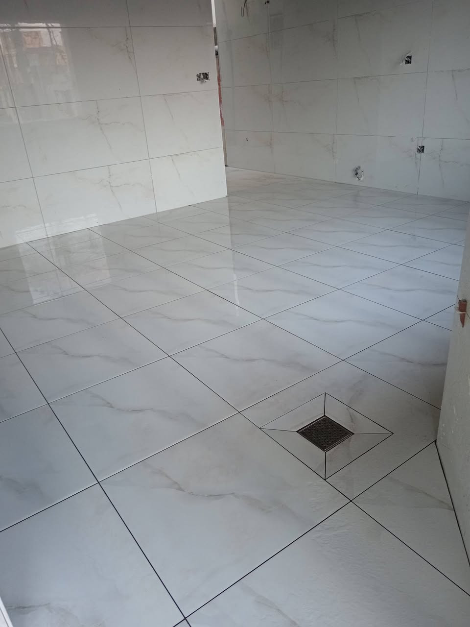 اصطه سيراميك جدران وارضيات شغل هندسي بأسعار مناسبه لتواصل واتساب ***********
