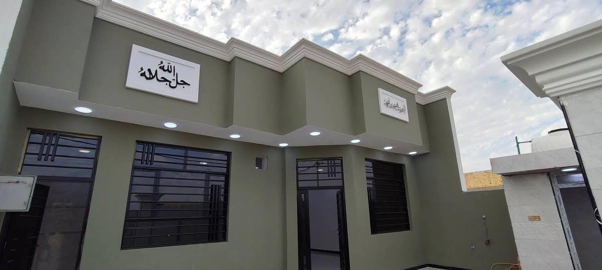 السلام عليكم دار للبيع حديث غير مسكون مساحه 230 متر ركن وجه على ساحه مرقم من البلديه شقله درجه أولى كافة الخدمات متوفرة يبعد عن تبليط 50 متر العنوان حي الحكيم نزلت الوائليه السعر 88 
***********
