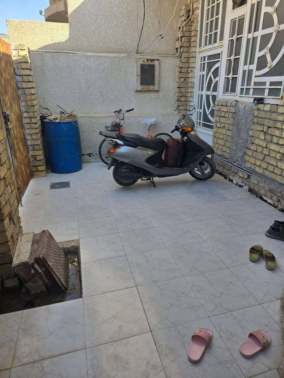 مشتمل مساحته 100 متر مربعة + قطعة مساحته 100 مربعة العنوان كوت الجديدة شارع الأقواس للإستفسار ***********
