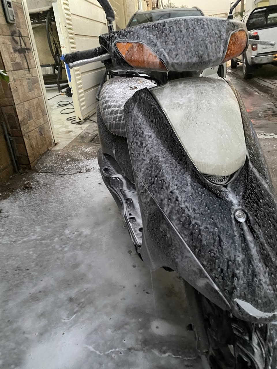 السلام عليكم مكلف بالنشر دراجة بريز للبيع الدراجة متروك صارلها فترة وهسة صاحبها يريد يبيعها الدراجة مناقصها اي شي فقط ما تمشي معدل بسبب الكابريتر يرادلها تنضيف 
الدراجة مثل ما موضح بالصور عوزها بس دوشمة السعر ٤٥٠ وبيها مجال مكاني بغداد الكريعات قرب الاعظمية والكاظمية 
رقم الهاتف ***********
