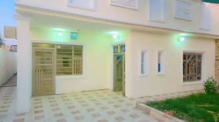 السلام عليكم دار سكن للبيع ركن يقع على شارع صب رئيسي قيد الانشاء في الكوت منطقة حي الحكيم بالقرب من مدرسة الرميلة مساحتة 350م يبعد عن الشارع العام 300م البناء طابوق والسقف صب مسلح والارضية والجدران سيراميك ويتكون البيت من غرفتين نوم وصالة واستقبال ومطبخ وصحيات داخلية وخارجية وكراج وحديقة  كبير ومتوفرة كافة الخدمات ومرقم من قبل البلدية السعر 58 وبي مجال الاستفسار الاتصال على هذا الرقم ***********
