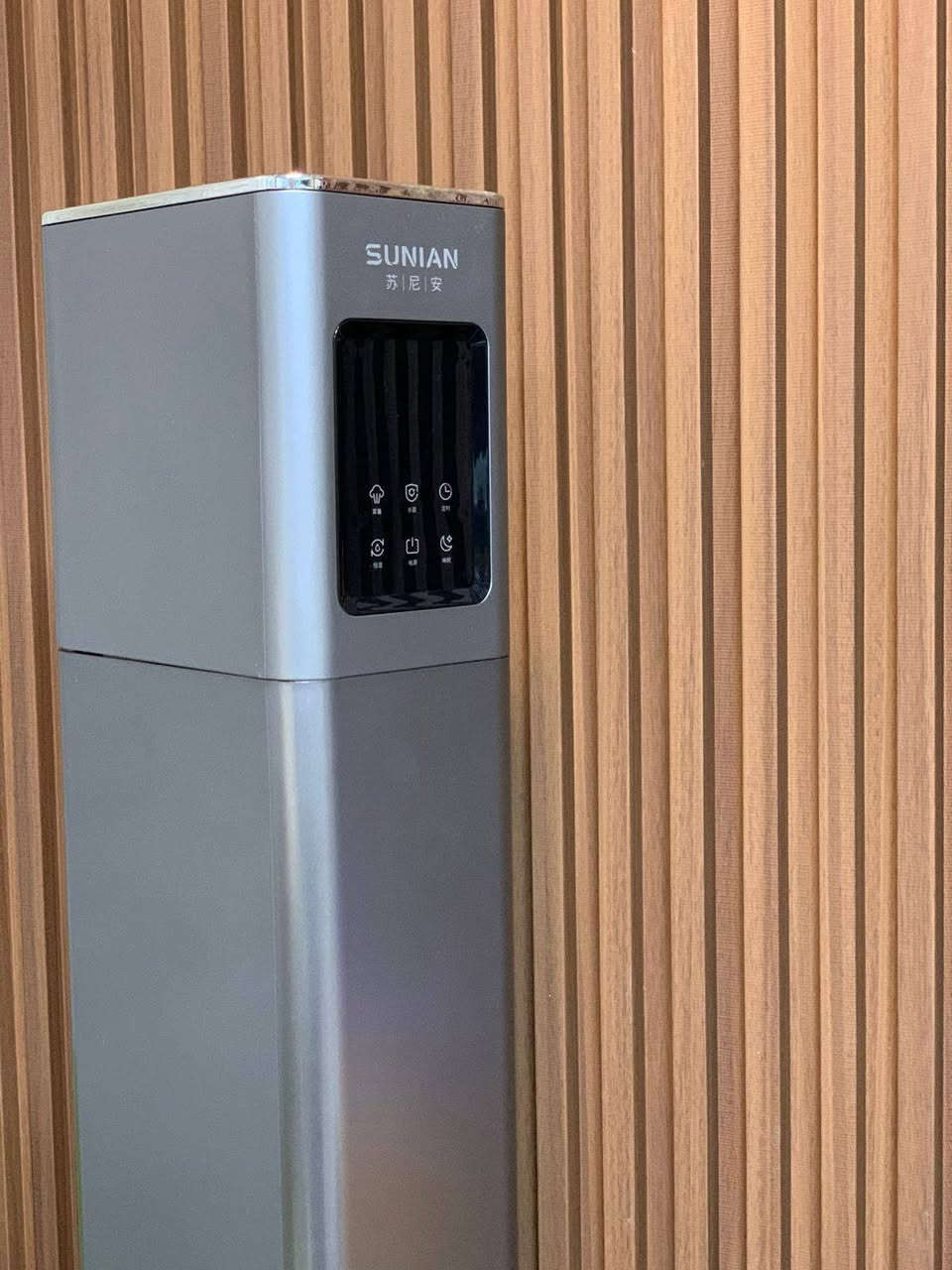 جهاز المرطب العمودي من SUNIAN (الموديل البرجي):
​1. الأداء والوظائف
​نوع الجهاز: مرطب هواء بالموجات فوق الصوتية (Ultrasonic Humidifier).
​نظام التعبئة: تعبئة علوية (Top Fill) سهلة دون الحاجة لفك الخزان.
​سعة الخزان: كبيرة (غالباً بين 8 إلى 13 لتر)، تكفي للعمل المستمر لمدة 24-48 ساعة.
​ميزة التعقيم: مزود بتقنية الأشعة فوق البنفسجية (UV) لتعقيم الماء وقتل البكتيريا قبل تحويله لرذاذ.
​2. التحكم الذكي
​شاشة LED: تعرض درجة الحرارة ونسبة الرطوبة الحالية في الغرفة.
​الرطوبة الذكية: حساس يقوم بتشغيل وفصل الجهاز تلقائياً للحفاظ على نسبة رطوبة محددة (مثالي للطيور والسبلت).
​المؤقت (Timer): ضبط وقت التشغيل (من 1 إلى 12 ساعة).
​وضع النوم: تشغيل هادئ جداً مع إطفاء إضاءة الشاشة.
​جهاز تحكم: ريموت كنترول للتحكم عن بُعد.
​3. المواصفات الفيزيائية
​التصميم: عمودي (برجي) لتوفير المساحة وتوزيع البخار لمسافات أعلى وأوسع.
ارتفاع 81c 
​الكهرباء: يعمل بجهد 220V (مناسب للعراق)، مع استهلاك طاقة منخفض جداً (اقتصادي).
​الأمان: خاصية الإيقاف التلقائي عند نفاذ الماء من الخزان.
​4. الفائدة الرئيسية (في بيئة العراق)
​مع السبلت: يعوض الجفاف الشديد الذي يسببه التبريد.
​للتربية: يحمي ريش الطيور ويمنع جفاف قشرة البيض في الفقاسات/المحامير.
​للصحة: يقلل من جفاف الحلق والأنف والحساسية الموسمية.

اليخدمه يخلي سعر


**إذا كنت صاحب هذا الإعلان وتريد حذفه لأي سبب، رجاءا أرسل رسالة إلى الدعم الفني**