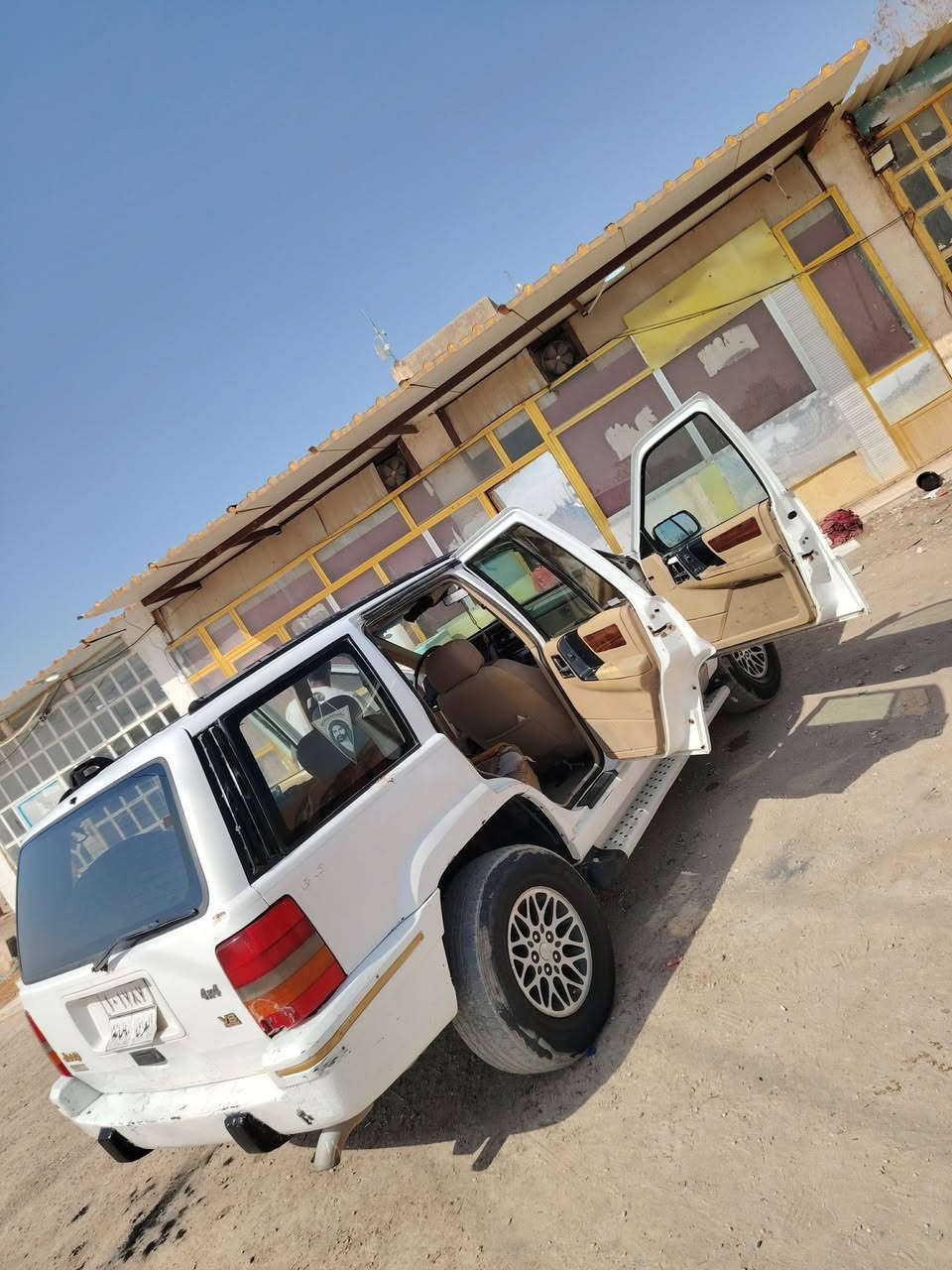 السلام عليكم
جيب شيروكي
مديل 96
فتحه بلقماره 
مكفوله من الضربه
حداديه 50%
تخم تاير جديد
كهربائيات تشتغل
غرفتها 80%
كير ومحرك بطه جدد لا تبخير لا تنقيص 
رقم سليمانيه 
سنويتها صاقطه بشهر ال1 
تبريد بي مشكله بل كمبريسر
السياره خير من الله
مكان السياره نجف 
للاستفسار ***********
