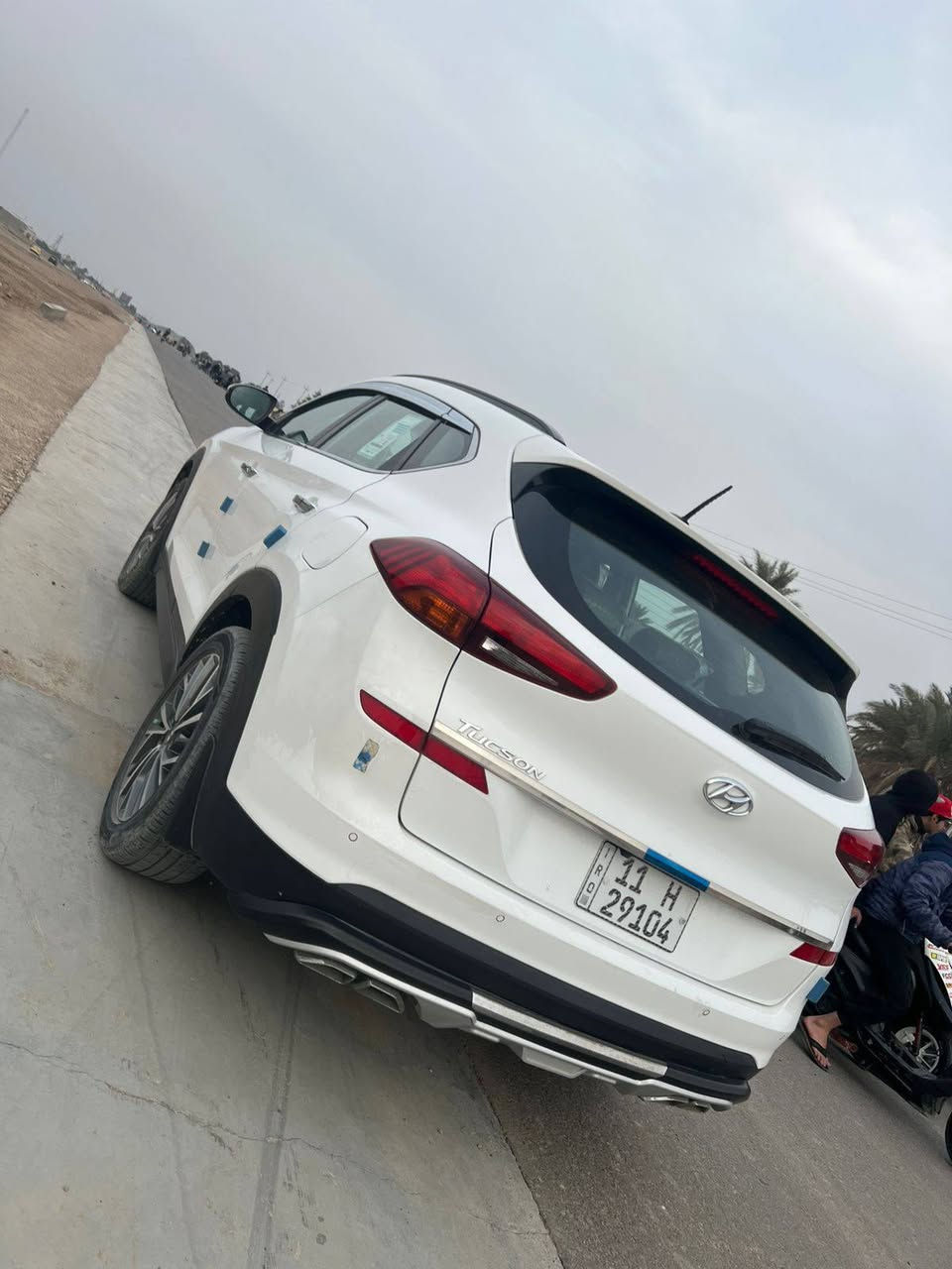 السلام عليكم من رخصه مدير الكروب توسان 2020 ماشيه 115  رقم بغداد انكليزي باسمنه بيها اصبع بارد بل بنيد وبيها شبر بدعاميه الخلفيه صبغ فقط الباقي مكفول كفاله عامه السياره تاخذها سونار سياره موصافاتها بصمه بانوراما كشنات جلد موصافات التوسان المعروفه ارضيه مدوشمه نايلون بوب نايلون  محرك مكفول تبريد ثلج كير مكفول صدر جديد تخم تاير جديد السياره متعوب عليها مكان السياره بغداد الدوره حي دجله شارع ٢٥ رقم تلفون *********** اتصل وبيك خير ودلل السعر 220 وبيها مجال  شي بسيط حك الجيه
