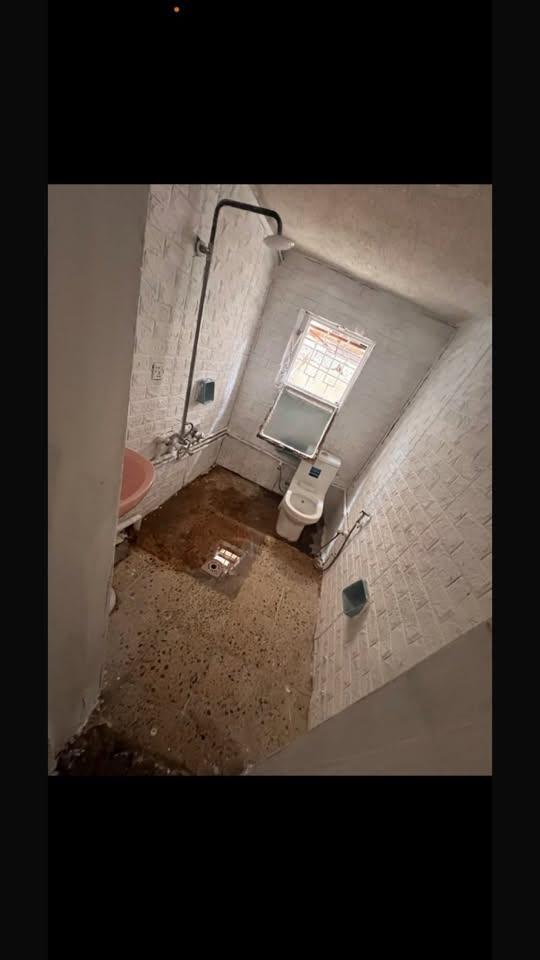 دار للإيجار طابق ارضي استقبال وطعام مطبخ حار وبارد صحيات غرفة نوم حديقه وگراج
حي الجهاد الضباط بخلف الشارع العريض

المساحه ١٥٠ متر

للتواصل واتساب ***********
