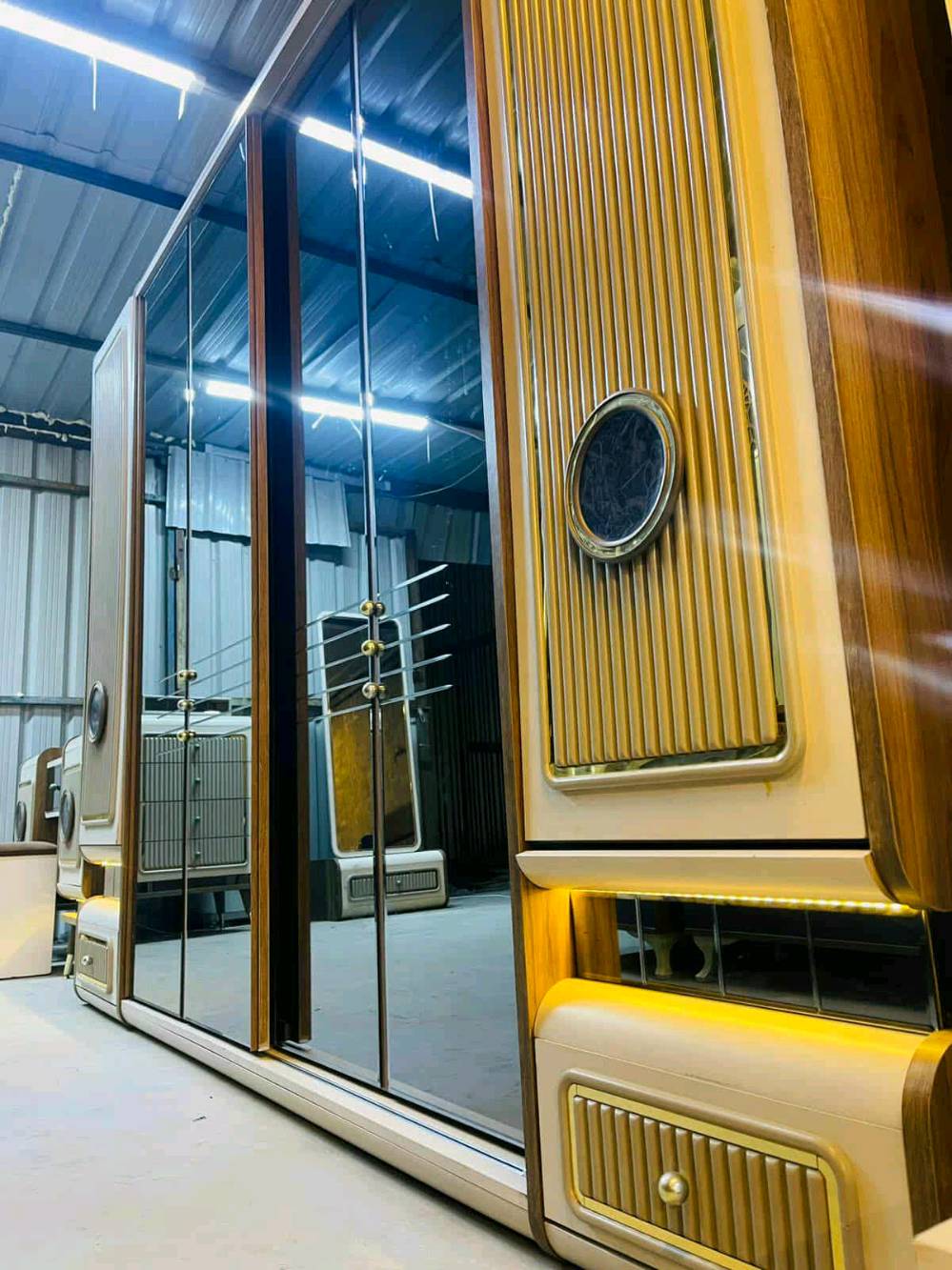 غرفة تركي  🇹🇷  اصليه مودرن صبغ حراري مودرن 
 نظام أبواب وسلايت  💢
مع أناره ✨
9قطع
نضافه 90/💯 
🦾 ضهر بلوك
 سرير مخزن 🛌
سعره مليون و100💸
 شد ونقل مجاني داخل بغداد توصيل المحافظات بكروه 
عمولة 100😍😍