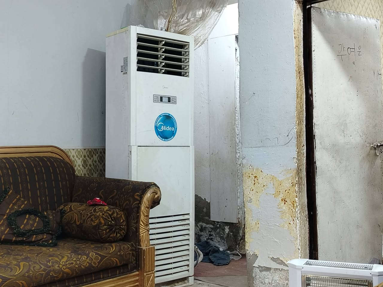 كنتور وياه جربايه ٦٥٠
سبلت عامودي ميديا فانه ضعيف السعر ٥٠٠
سبالت عدد ثنين طن ونص السعر الواحد ٣٠٠
ميز بلازمه جديد معه مظخم صوت ١٠٠
كاونتر نظيف مع سنگ ٧٥٠
مجمده ام بابين ظمان ٤٥٠
ثلاجه جديده ٥٠٠
قناني غاز العدد اثنين الواحده ٥٠
مقطوره ماء ٥٠
تخم قنفات كويتي نظيف ١٥٠
الطباخ بس الجامه مكسوره ٢٥٠
***********
