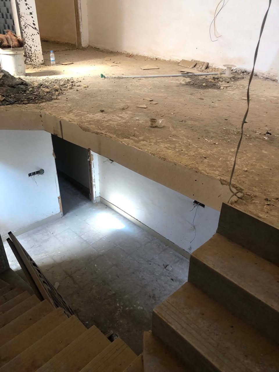 دار سكن مطلوب اسكان بناء حديث 🏯
3 طوابق
📍حي الصحة 
🔹 المساحة 100م
* 3 طوابق كونكريت مسلح.
* الطابق الأول: غرفة نوم، صالة، استقبال. كاملات
* الطابق الثاني: غرفتين نوم، صالة، مجمع صحيات.كاملات
* الطابق الثالث: مخزن كبير وبيتونة.
* الطابقان الأول والثاني مبيضان .
* الطابق الأرضي يحتاج فقط أبواب، 
اما شبابيك، جام  موجوده .
� موقع مكتبنا: حي المعلمين مقابل مطعم كوخ السلطان
📞 للاستفسار والمعاينة:
مكتب النجيماوي للعقار
☎️ ***********
