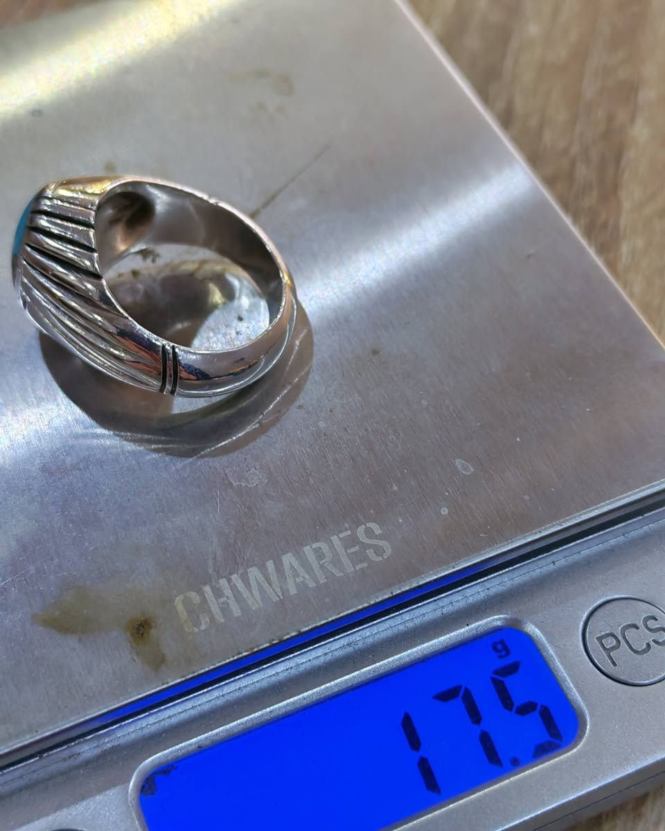 خاتم من الفيروز النيشابوري قديمة الحجرة
صياغة يدوية ثقيلة قياس جبير24 ونص

سعرة 100 قفل بدون عملة رجاءاً

*********** بغداد
