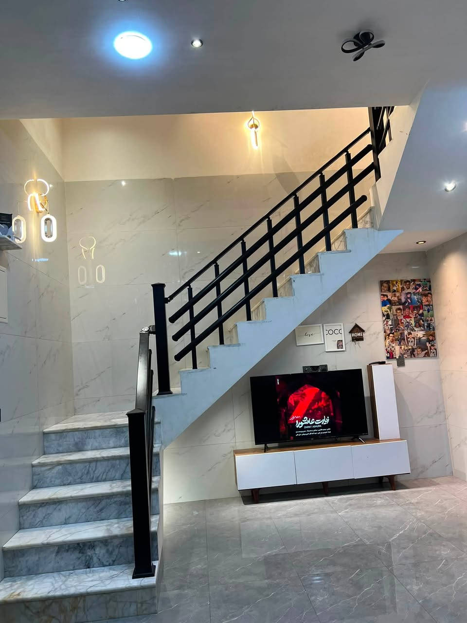 سلام عليكم 
🏡 بيت للبيع _المساحه 200 متر 
بناء حديث (2026) درجه اولى نصف البيت تقريبا غير مستخدم ومسكون
البيت يحتوي على…
✅6 غرف نوم 
✅ مطابخ 3 
✅ صالات 2
✅ حمامات 4 
البيت نضام المشتمل المعزول والمفصول من الداخل والخارج 
نظام دكتات تبريد وايضاً شبابيك وبيبان قاصه وألمنيوم 
البيت جاهز للسكن بمواصفات ممتازه ومريحه وموقع مميز كلشي موضح بالفيديوهات والصور 
***********
