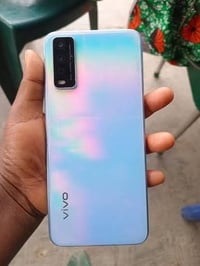 Vivo v2026 للبيع نضافة 100/100 ملاحظة الجهاز بلادي على وضع الشركة شخط ...