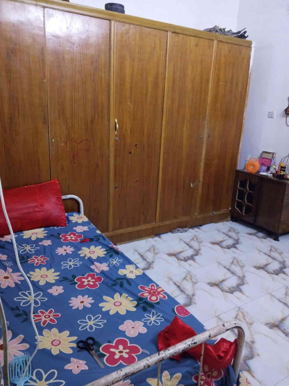 السلام عليكم منزل للبيع في بغداد طابو صرف
🔰مساحة المنزل 85 متر

🔰واجهه المنزل 4 متر 

🔰 النزال 21 متر 

🔰 يحتوي على كراج متوسط المساحة + استقبال 4×5

🔰 درج + منور 

🔰 مطبخ حار + صاله او مطبخ بارد + حمام 

🔰 الطابق الثاني يحتوي على غرفه 4×5 + 

🔰غرفه 4×4 مع حمام 

🔰الطابق الثالث بيتونه + سطح 4×5 

🔰 و سطح ثاني 4×4 

🔰 المنزل مترمم سنه 2018 بناء عگاده جديد كامل 

🔰 سيراميك الطابق الاول كامل والطابق الثاني ازاره

🔰 السطحين شتايكر كامل والبيتونه ايضا شتايكر 

🔰 حمامات 3 سيراميك كامل 

🔰 جام الشبابيك كامل جاهز وأي كسر مابي فقط فتحات 🔰السبالت وكيبلات الانترنيت 

⚠️ سعر المنزل 180 مليون دينار وبي مجال

⚠️للتواصل *********** 

📍العنوان بالحبيبية شارع لحوم باقر الموسوي
