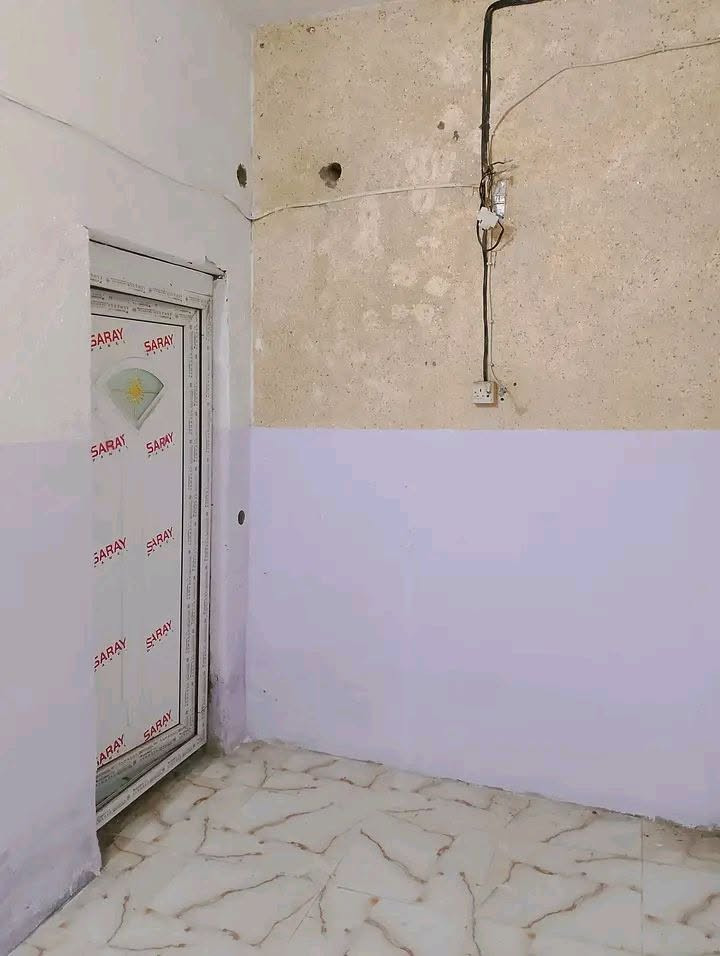 السلام عليكم
 دار للبيع امامي المساحة ١٠٠ متر
البناء طابوق يحتوي على غرفة ومطبخ وصالة وديوانيه وارضية بورسلين وجاهز للسكن 
المكان ناصرية حي الحكيم قريب على السريع
السعر ١٠٠ مليون
للاستفسار الاتصال ***********
