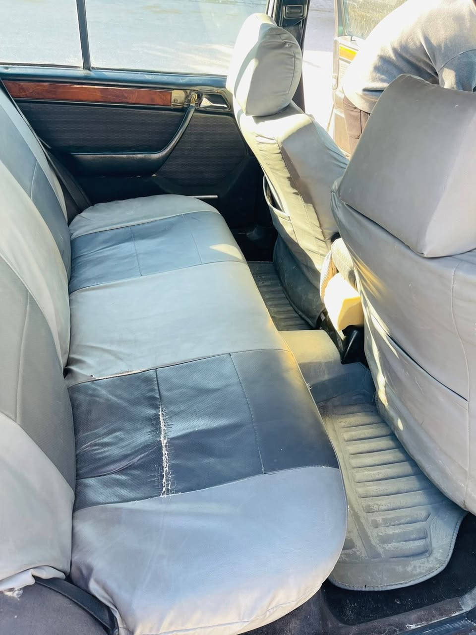 السلام عليكم ورحمة الله وبركاته 
من رخصت اخوي الدمن 
مارسيدس بيبي دب مديل ٩١ محرك بلادي وكير حجم ٣٠٠ كفاله السيارة ستيشن رقم جديد وهزة جديدة بسمي ارقام دولي السيارة جاهزة تخم تاير ويل ١٦ تدفئة شغاله تبريد ميشتغل السيارة مابيهه صبغ بس صفحتين من جو الجام 
مكاني نجف *********** بي واتس السعر ٦٥
