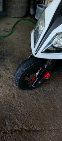 سكوتر أبيض • حالة جيدة • خدوش بسيطة