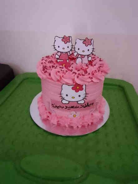 سعر الكيكه 5بيه حشوتين جوز ونوتله تكفي 6شخص مستعدون بتجهيز المحلات ولي يأخذ 8كيكه تجي وحده هديه تواصل ***********
