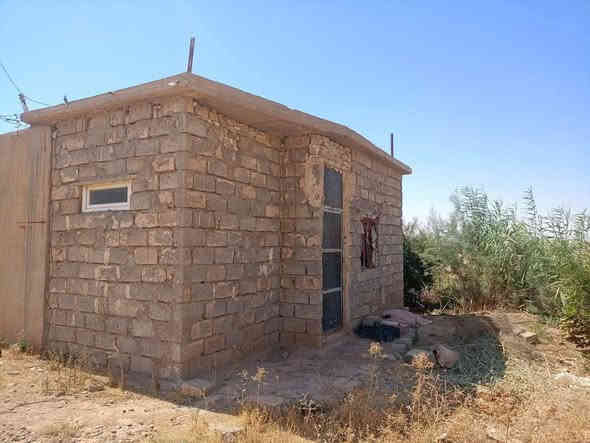 قطعة أرض مع مشتمل للبيع .
المشتمل يتكون من غرفتين
ومطبخ وحمام ومجمع بينهم .

مساحة الأرض كاملة .
800 م. واجهة 17 × عمق 45 .
واصلها ماء وكهرباء وتبليط .
العنوان : #الشرقاط_السكنية_طريق_الخانوگة
مقابل أسالة الماء نزولاً بمسافة قليلة بإتجاه البرية .

السعر 12 مليون وبيها مجال للشراي .
للاستفسار الاتصال على الرقم .
*********** .
