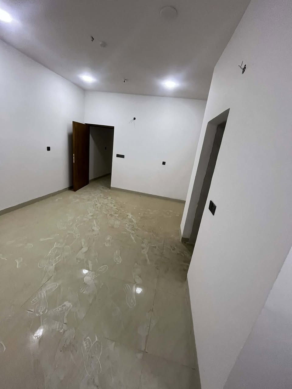 المنصور الداوودي للإيجار شقة طابق ثاني 
زيرو - زيرو 
(غرفتين نوم - صالة - مطبخ - خدمات ٢ )
مساحة ١٢٠ متر
يوجد مكان للسيارة 
يوجد تصوير واتساب  
للاستفسار اكثر اتصال + واتساب :
***********
