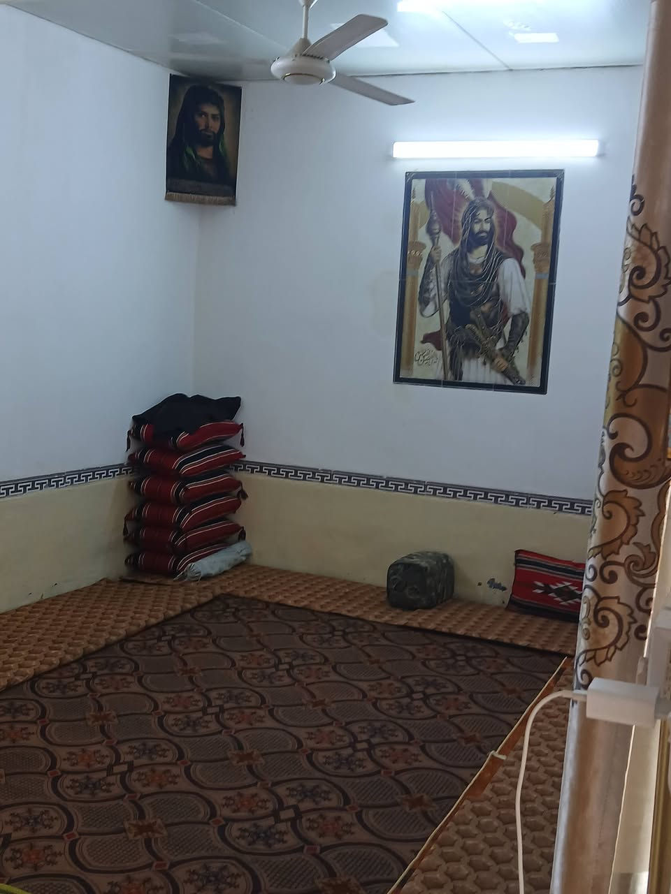 ألسلام عليكم بيت في حي التراث تجاوز للبيع متكون من 4غرف نوم 3محامات ومطبخ واستقبال وترك عدد 2 السعر خاص ***********
