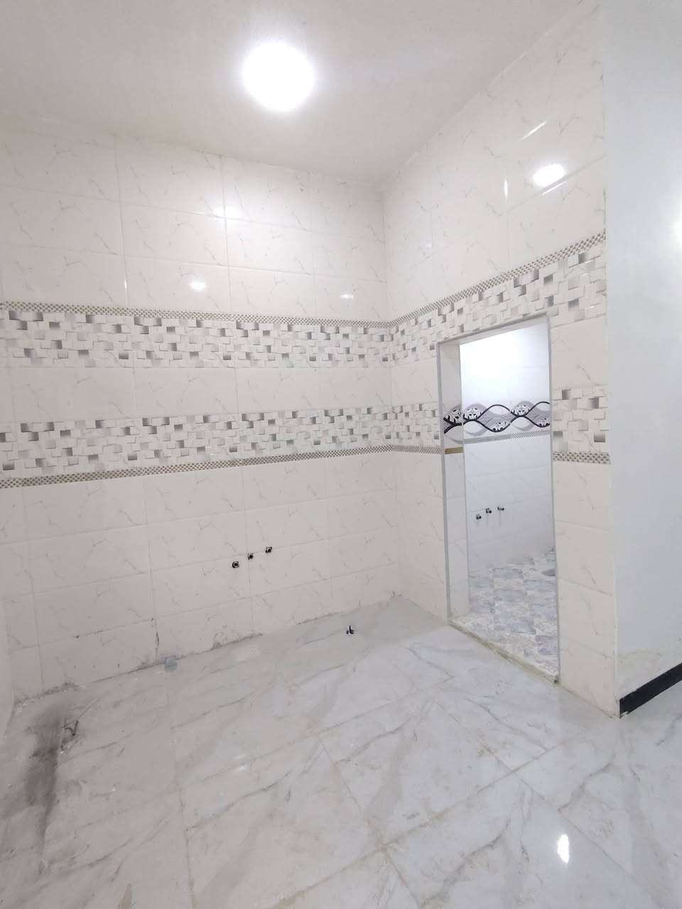 50 متر للبيع
_طابو زراعي سند 25 قرار محكمه مرقم ومشمول بالتطويب
_قريب من الشارع العام بالخط الاول مسافة 100 متر 
_بناء طابوق نهروان جمهوري صب تسليح مركزي اساس وسقف السطح مطبك شتايكر 
_غرفه وصاله ومطبخ وصحيات داخليه 
خدمات كامله ماء كهرباء تبليط خط مولد سوك مدارس اهليه وحكوميه انترنيت
بسعر 26 وبي مجال
عنوان البيت نجف مقابل ملحق قرية الغدير 
للاستفسار اتصل على *********** أو مراسله واتساب
