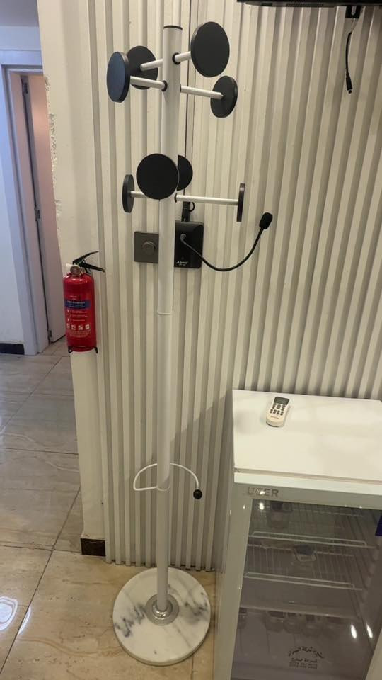 عارضات ثنين 5 قدم
عارضه 10 قدم عدد واحد
تعلاكه ملابس عدد 4
مغاسل عدد 2 
للبيع 
***********
