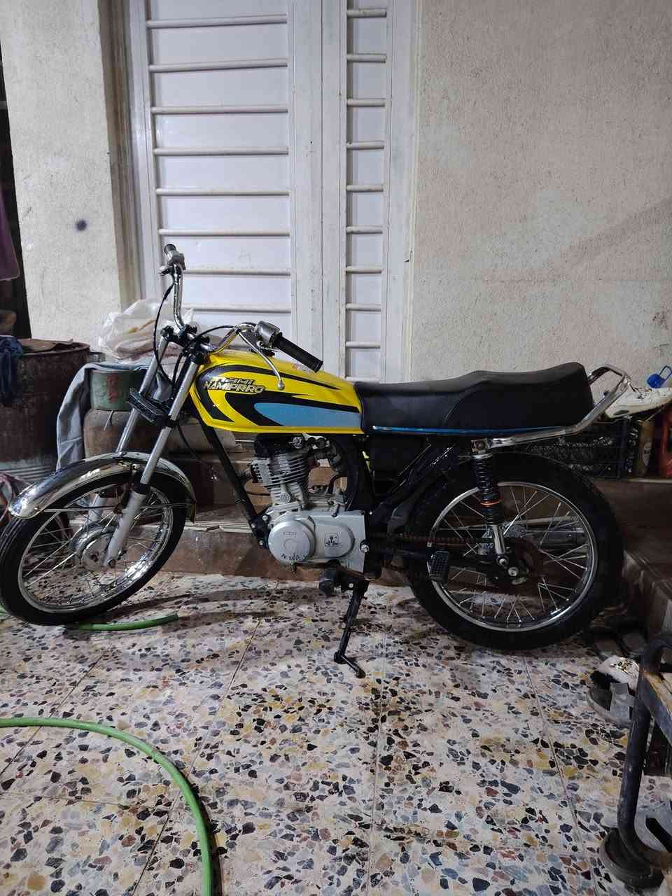 سلام عليكم شباب عندي دراجه نامه الدراجه حلوه ونضيف ورزنه بيه دبلات جدد تانكي جديد زوج ويلات مكاني تنومه صالحيه سعر ٤٢٥وبيه مجال رقم ***********
