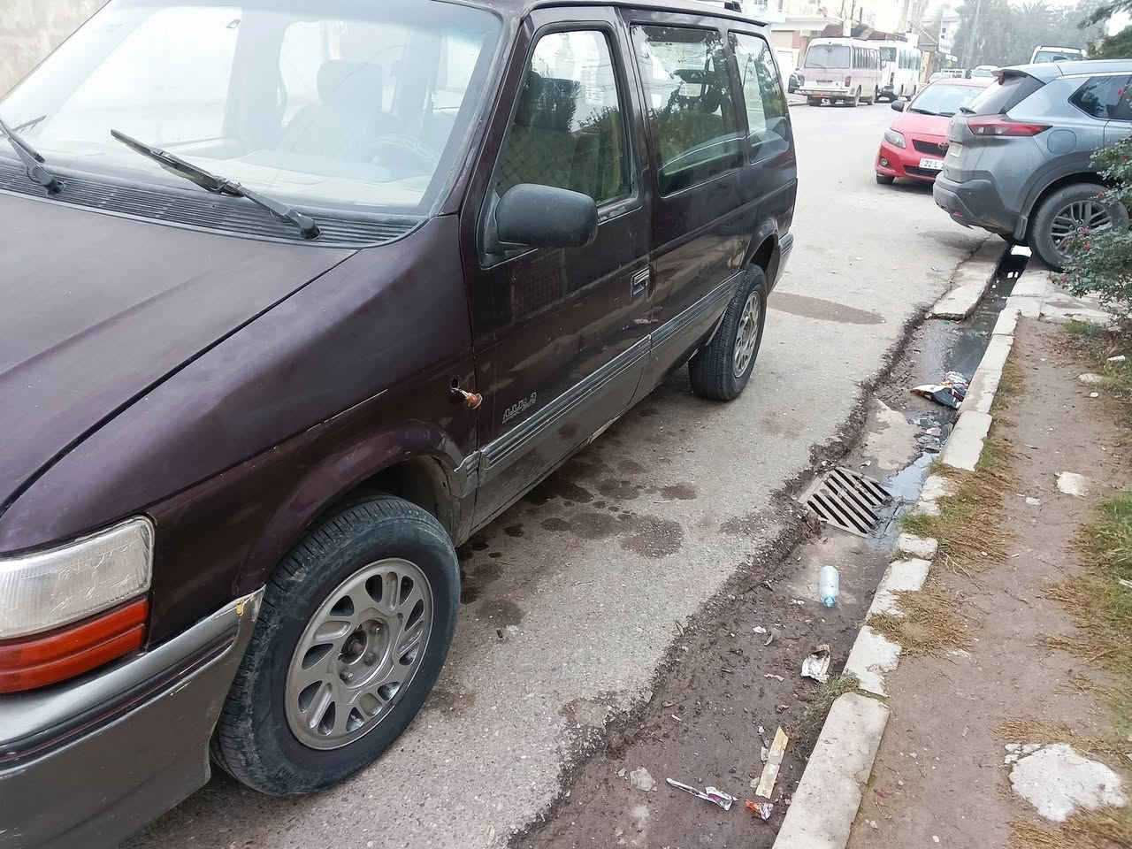 دوج كلايزر موديل 1992سنويه بيضه
محرك وكير شرط 
تخم تايرات جديد 
رقم اخضر 
مكان السياره موصل 
السعر 24وبيها مجال 
رقم الموبايل ***********واتساب
