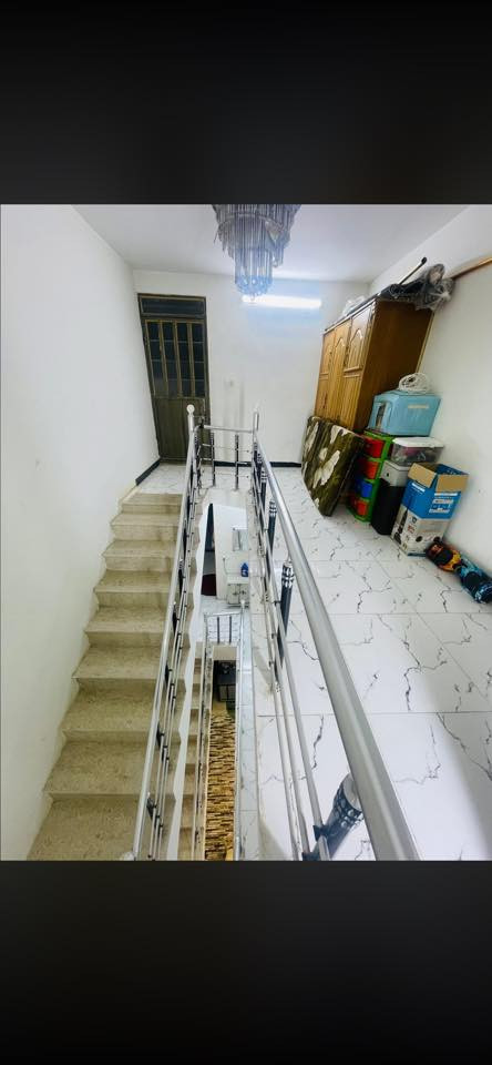 السلام عليكم من رخصه الادمن بيت بناء حديث2023 مساحه75 نزال22 واجه 4اله  بيت كل اغراضه حديثه السعر بدون الاثاث 215 ومع الاثاث230 وقابل لتفاوض  يعني بيت ماناقصه شي بس جيب اغراضك وتكعد بي نضيف كلش العنوان رصافه حي اور بفرع مطعم صلاح كبه اربع بيوت وتطلع عل شارع المنطقه جدا نضيفه الرقم*********** حياكم الله
