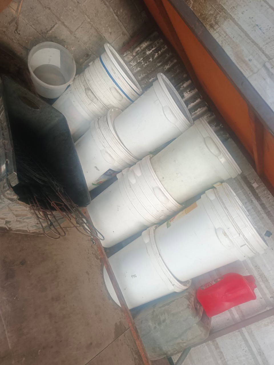 صطوله البيع واحد ٢٠٠٠ 
***********
