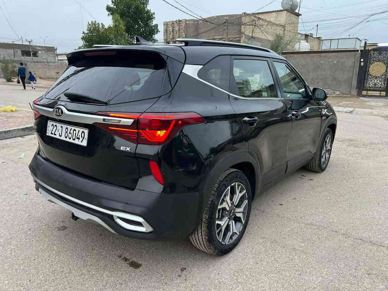 السلام عليكم عندي كيا سليتوس 2021 فوول مواصفات 1/1 للبيع رقم اربيل الجديد تريد تحويل تريد وكالة وارد امريكي حادثها باب وجاملغ والباب الخلفي مصبوغ بجم كبس مواصفات 
1-فتحة 
2-بصمة 
3-اشاير بالمري 
4-كشنات جلد 
5-كشنات امامية كهرباء 
6-داخل ابيض ملكي 
7-لدات خلفية 
8-لد امامي زنون ع طول البنيد 
9-رادار امامي 
10-رادارات جانبية 
11-تحديد مسار 
12-ثلات وضعيات قيادة 
13-ويل كروم 
14-مكينة 2000 دوش 
15-تبريد قطعتين 
16-تبريد بيانو 
وبعد بيها مواصفات هواية مكانها بغداد الطوبجي للاستفسار الاتصال *********** رايدها ب 138 وبيها مجال بغداد, العراق
