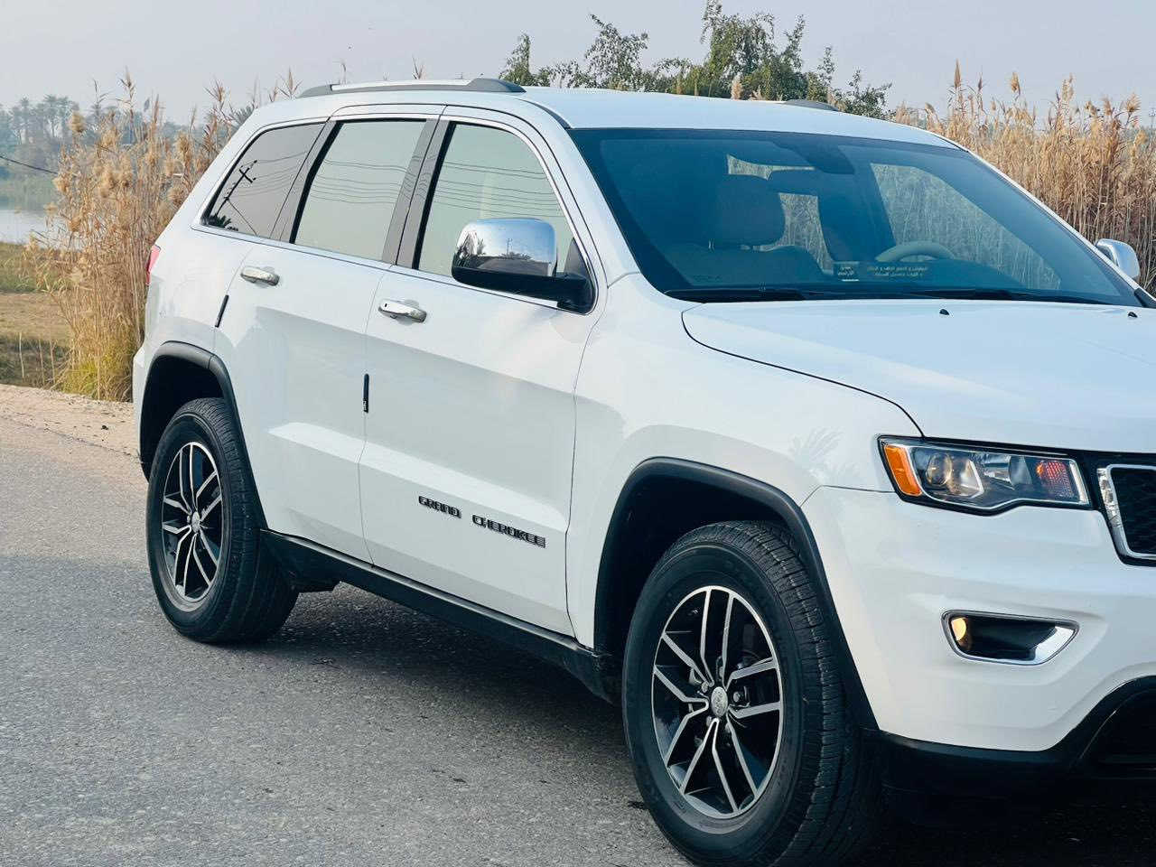 السلام عليكم….جيب كراند شيروكي لاريدو موديل 2019 اصل…السعر 245وبي مجال بسيط
المواصفات: رادار خلفي 

توقف ذاتي 

نقطه عمياء بلمري

منظومة زنون كامله 

تخم تاير جديد (مشلن) 

حداديه جديده السياره مابيها نقص 

تشغيل عن بعد 

ماشيه 52 ميل حقيقي السياره تو ويل 

الضرر: تعمير خشم جاملغ والبنيد مبدل فقط الإرباك سليم 

للاستفسار: *********** 

مكان السياره ناصريه
