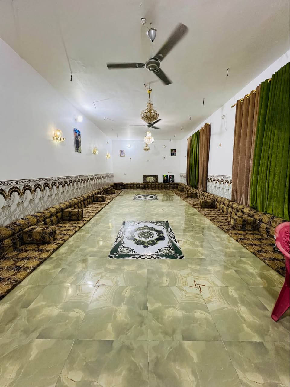 السلام عليكم ورحمة الله وبركاته

دونم طابو زراعي سند 25 
على طريق الزوار (طريق كربلاء طويريج) قرب عمود 268

الدونم مخدوم جداً ويحتوي على عدد كبير من النخيل 
تتوفر به ماء إسالة + ماء سقي 
يحتوي على دار بمساحة 400 متر تقريباً 
الحديقة الأمامية بمساحة 400 متر وأكثر 
الإستقبال 12 متر في 5
وصالة كبيرة 8 متر في 6
ومطبخ 6 متر في 5 
وغرف نوم عدد 2 ،  5 متر في 4 (غرفة سويت) 
ومجمع صحي 
الأرضية بورسلين درجة أولى 
كذلك توجد صحيات خارجية للزوار عدد 3

علماً ان الدونم ييعد عن الشارع الرئيسي (طويريج كربلاء) مسافة كيلو و200 متر تقريباً (الشارع تبليط)، وعن التبليط الفرعي مسافة 60 متر تقريباً . 

له طريقين .. 
الاول من قناة كربلاء
والثاني من طريق كربلاء طويريج 
للإستفسار الإتصال على الرقم + متوفر واتساب 
***********
ملاحظة/ إني مكلف بالنشر فقط ولست بدلال ، التواصل مع صاحب الدونم حصراً. كربلاء, العراق
