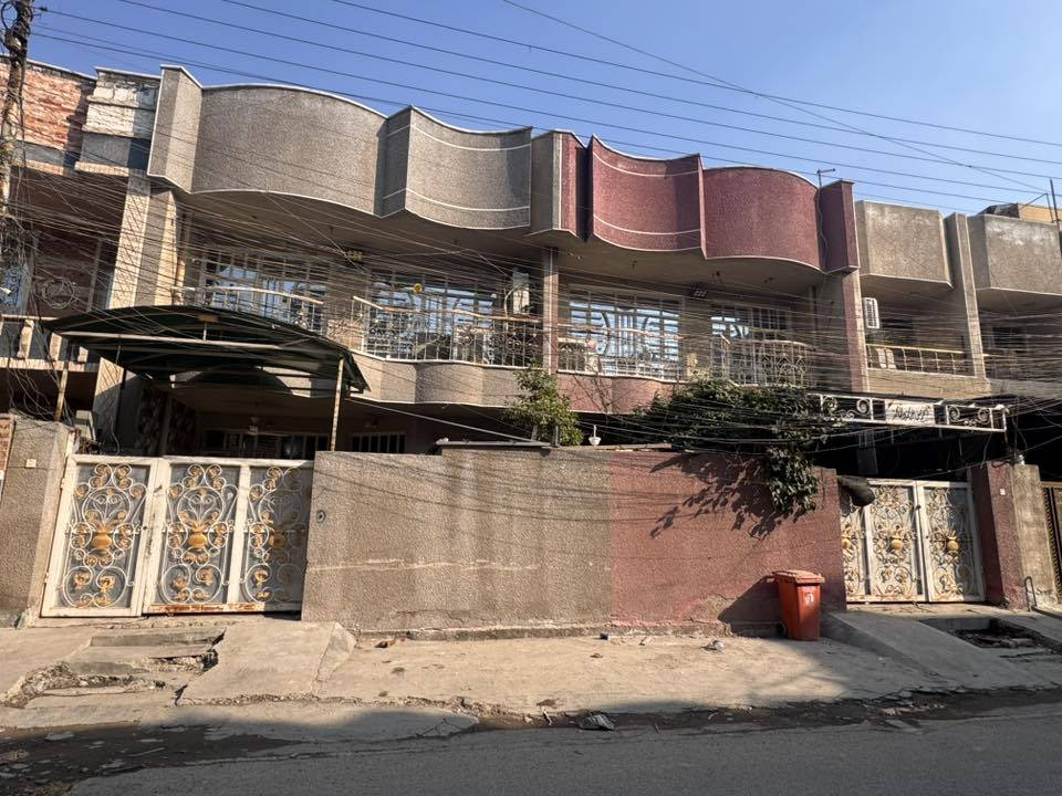 للبيع منزل مساحة ١٧٥ متر الوجهة ٧ والنزال ٢٥ 
يحتوي الطابق الارضي على غرفتين نوم 
واستقبال ومطبخ وصحيات وصالة 
الطابق الثاني غرفتين نوم وصاله وصحيات 

الشعب شارع الصحه
***********

للبيع منزل مساحة ١٦٣متر الوجهة٦ونص والنزال ٢٥ 
يحتوي الطابق الارضي على غرفتين نوم 
واستقبال ومطبخ وصحيات وصالة 
الطابق الثاني غرفتين نوم وصاله وصحيات 

الشعب شارع الصحه
***********

البيتين قريب عل شارع 
بناء البيت 2016
