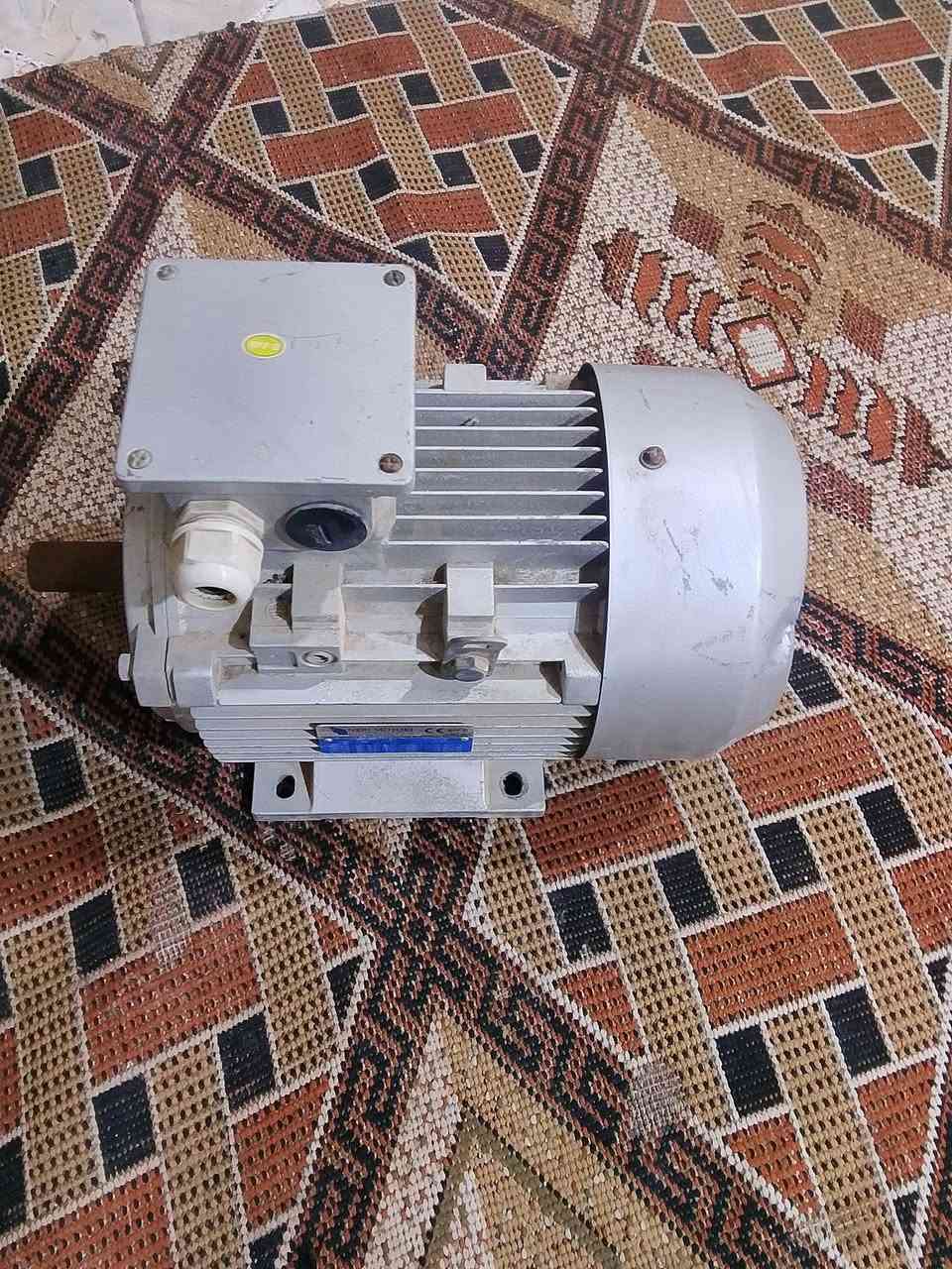 للبيع ماطور 5 حصان ثري فيز دورة2800 بالدقيقه جديد ما مشتغل  سعر 500 ألف  بعده باالكارتون ***********مكاني ذي قار
