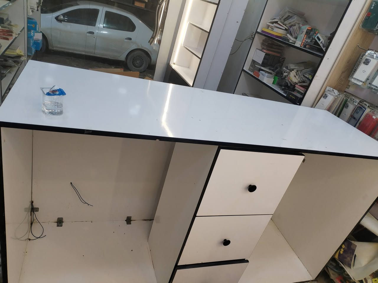 للبيع سعر الفاترينة 110 نظيفات خشب تركي درجة أولى والميز سعره 150 مكاني بابل ***********
