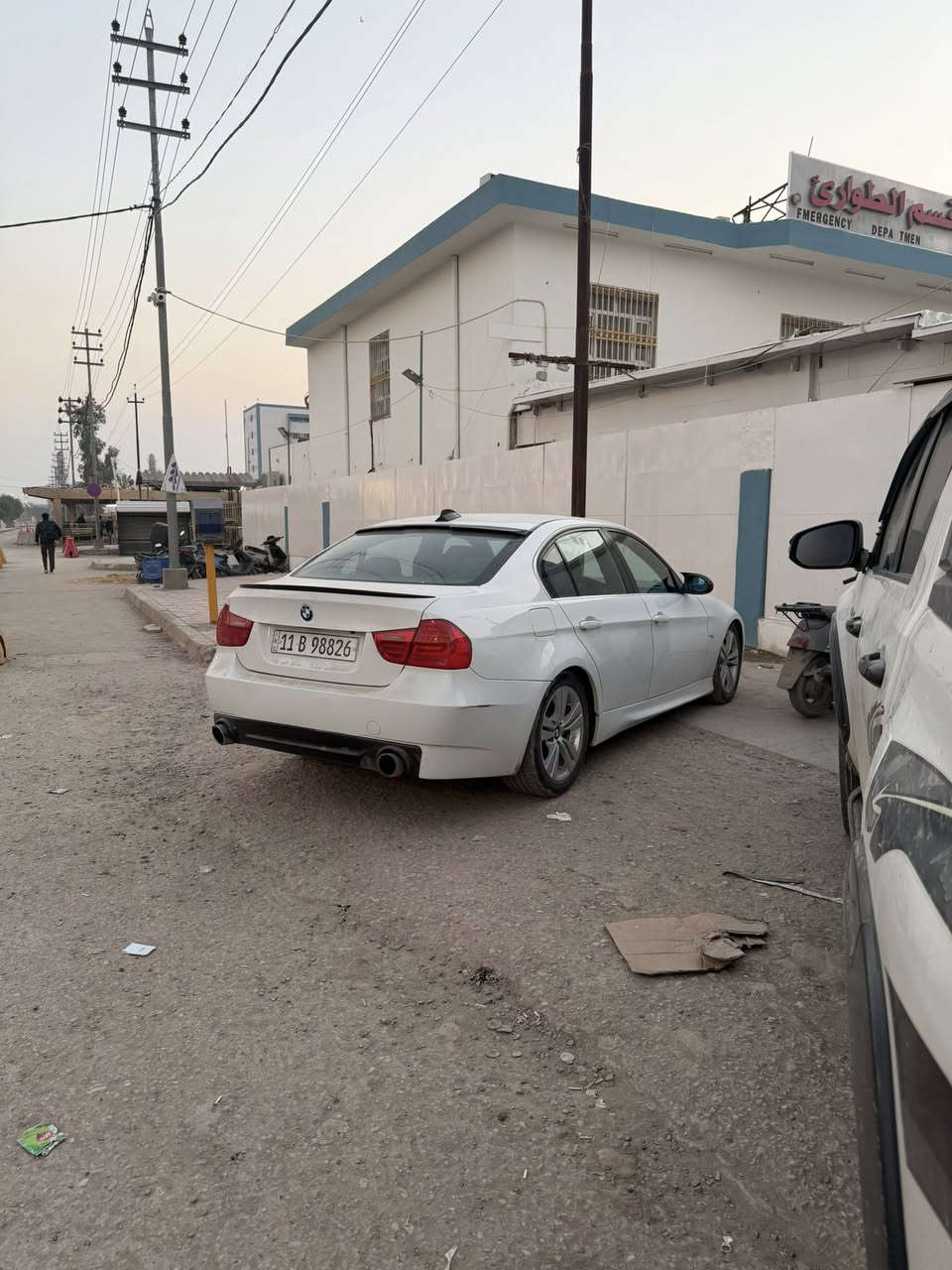 السلام عليكم  BMW 335 e90 2008 االسياره كامله بدون نقوصات ابد مكينه وكير كفاله المكينه 6 خطي  توين تيربو   
   شاشه كار بلي اصليه
وبردات 
كاميرا خلفيه 
مري. قلاب
تدعم ال Comfort Key
سنويه ورقم جدد السياره ب أسمي  
ومسوي عليها ادامه اكثر من 5 ملاين   وحاليا بدون نقص  ترايك وين متريد
ابيعها لان بالي اخذ سياره عائليه فقط والا مستحيل ابيعها لان ماشاءالله على قوتها رهيبه 
مكان السياره بغداد زيونه 
125 ورقه. وبيها مجال حك جيتك 
***********
