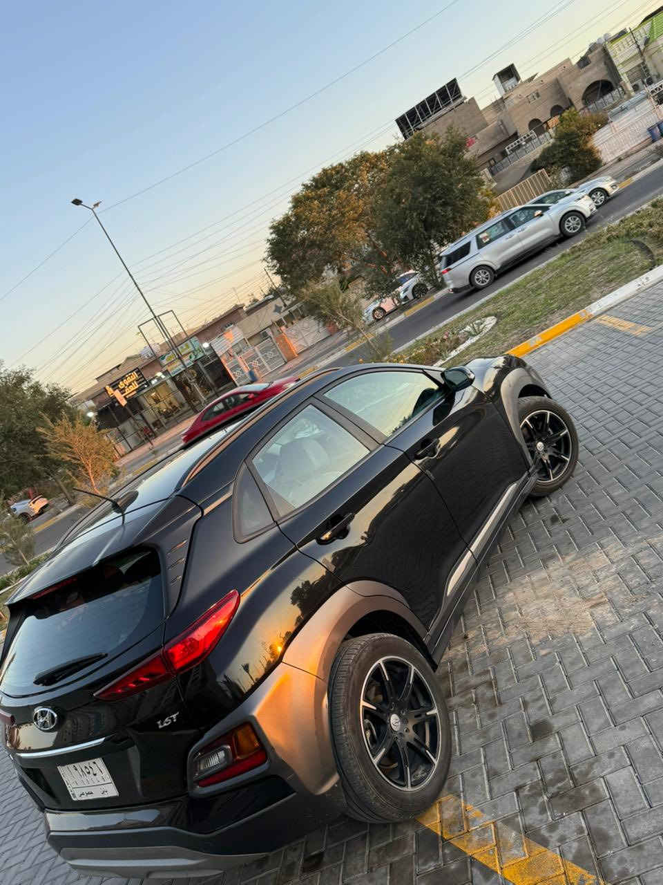 هونداي كونا 2018 فول ١/١
كشنات جلد امامي تدفئة وكهرباء 
فتحة سلايد
بصمة تشغيل و أبواب وجنطة 
رادارات جانبية كاميرا خلفية  كاربلي 
بك لايت لد والامامي زينون بلادي
مود قيادة ( نورمال ،سبورت ) السيارة فور ويل 
وبعد بيها هواي مواصفات 
حادثها جاملغ وباب السائق وصار بيها مكانات صبغ
وعندي السونار  
السعر 110$ وبيها مجال بسيط
بغداد -حي الجهاد 
*********** واتساب
