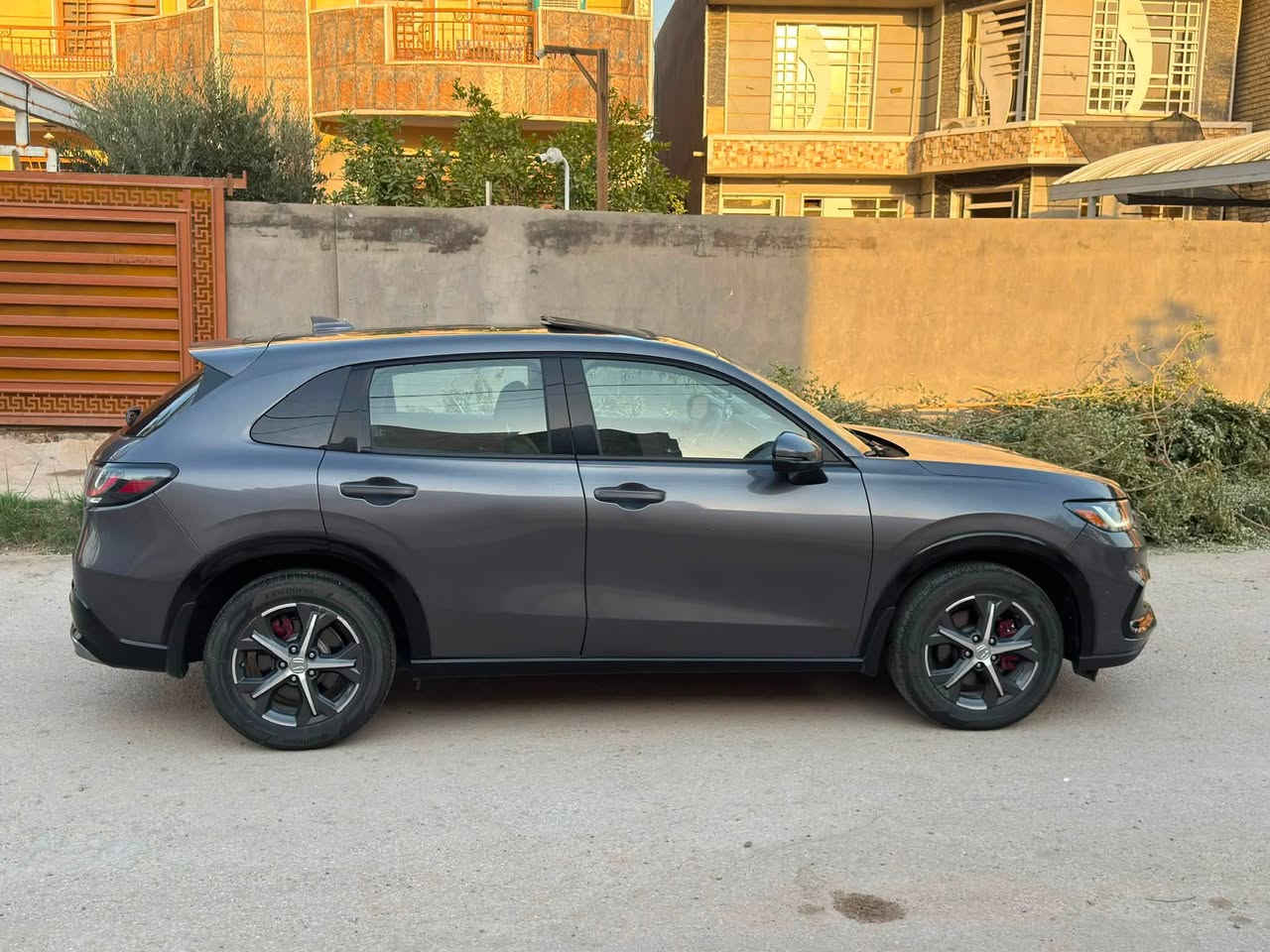 السلام عليكم ورحمة الله 
للبيع فقط بدون مراوس honda -HR-V
مواصفات EX_L فول مواصفات 
الموديل (2024)
محرك 2000 تنفس طبيعي
السيارة جديدة جداً
مرآة اوتو دم
بصمة 
دخول ذكي 
فتحتة سقف
داخل جلد 
رادارات جانبي
حساس امامي خلفي
مساعد نزول المنحدرات 
قيادة ذاتية 
شاشة الكبيرة
ماشية (10،000)
تدفئة كشنات
اوتو هولد
السيارة جديدة 
حادثة مبدل باب السائق والجاملغ فقط
وانصبغن 
رقم بغداد بأسمي
السعر 155
للاستفسار 
                                                         ***********
