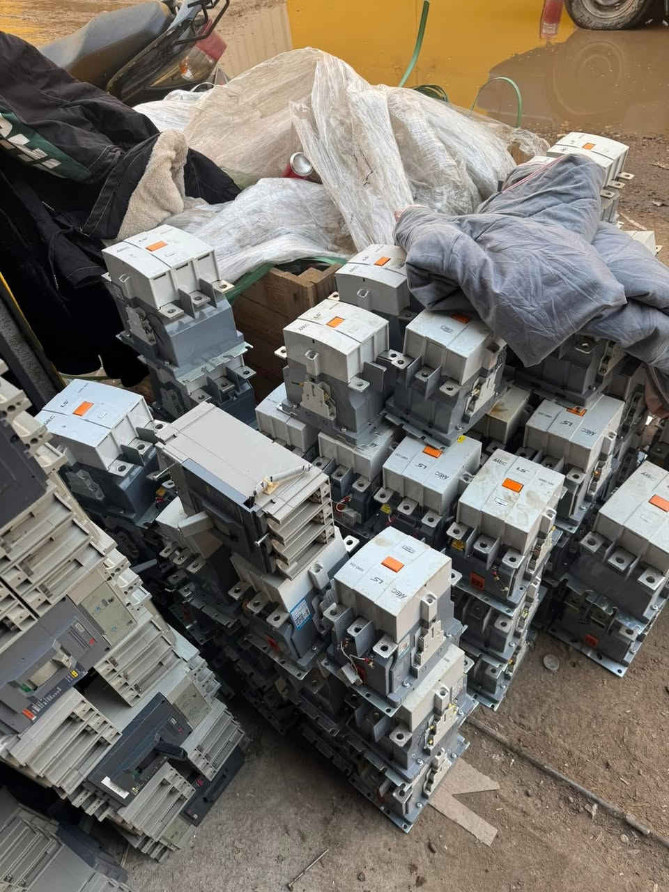 بسم الله الرحمن الرحيم        
السلام عليكم
 ________________
متوفر قواطع وكونتكترات  بمختلف الماركات العالمية (بالة اصلي ) 💯 ‏ ABB + MG + Schneider 🔴كافة الامبيريات⚡️
___________________________________
يوجد توصيل لكافة المحافظات 🚚العنوان : بغداد _الشورجة / عكد النصارى _ خلف جامع ابو التمن 
للاستفسار يرجى مراسلة الصفحة  واتساب او الاتصال ع الارقام التالية ***********هاتف
