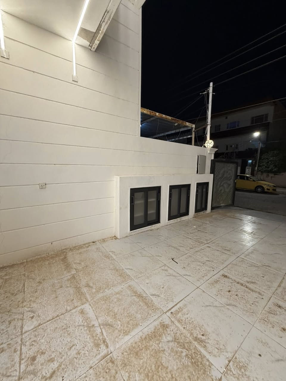 دار 160 م طابو صرف واجهه 6.50م  🔔

الموقع حي الواسطي خلف المعوقين شارع عريض 20 م📍الواجهه بأتجاه الشروق

يحتوي كل دار طابقين درج خارجي ⭐️

نظام دكت - مغربي - غاز - بوكسات - المنيوم 🔔

طابقين 
الارضي: كراج - حديقة صغيرة -استقبال - هول - مطبخ - غرفتين نوم - مجموعتين صحيات 

الطابق الثاني :استقبال - هول - مطبخ - غرفتين نوم - صحيات 

••••••••••••••••••••
للسعر علق بـ (تم او السعر ) ليصلك برسالة عبر الخاص تلقائياً ✉️
••••••••••••••••••••

نستقبل كافة عروضاتكم وطلباتكم 🏡 
لبيع - وشراء - وتأجير العـقـارات 

ملاحظة نتعامل بالعقارات الطابو صرف فقط 🔔
بأشراف قانوني 👨‍⚖️

مكتـــب الـــذهـــب للعـقار 
تأسس : 2004 

للأستعلام والاستفسار 
موقع المكتب : كركوك - حي الواسطي شارع اذاعة الرشيد مقابل قرطاسية دار الفجر 2 📍

***********
***********
***********
