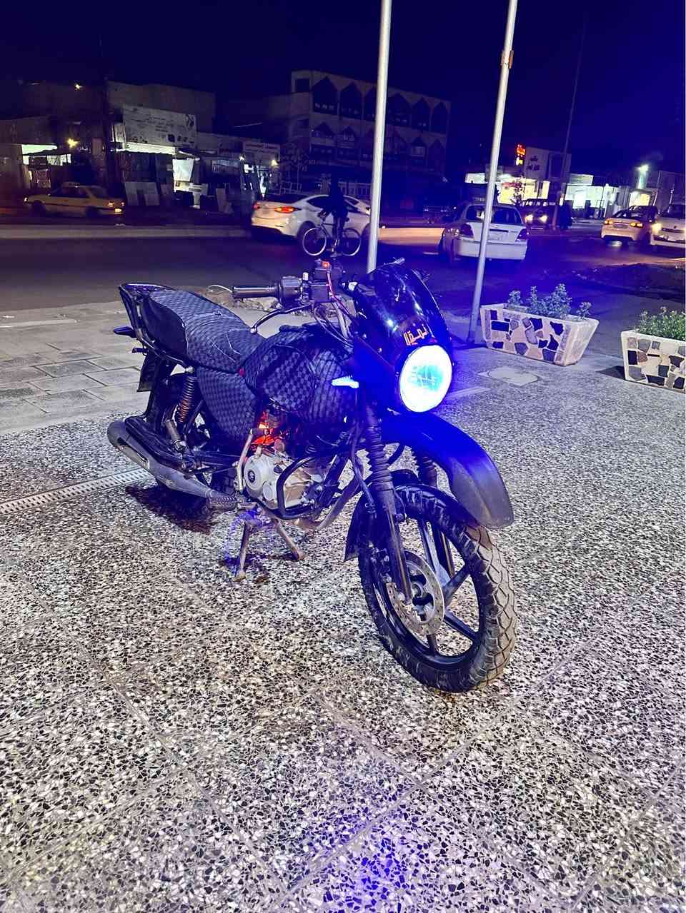 سلام عليكم
بوكسر 23مرقمة لوحات 2انكليزية تحويل ثاني يوم
دراجة بيها هواي غراض
اشاير
بجم 
زنون الاصلي
شاحنة تلفونات
دشبول الوان اصلي
استاندت تلفونات ثنين 
تلبسية رصاصي
صندوك دليفري
دراجة نصبة شوفت العين
الدراجة جانت متروكة فترة من الزمن ويردلها ترتيب بسيط جداً
***********
العنوان البياع شارع الضغط بغداد, العراق
