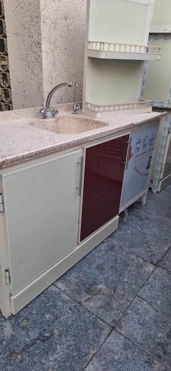 كاونتر مع ملحق 5 متر مع طباخ وشافطه دهون وفرن جديد ما مستخدم غير مره واحده فقط العنون كربلاء سيف سعد السعر مليونين ونص وبي مجال *********** واتساب
