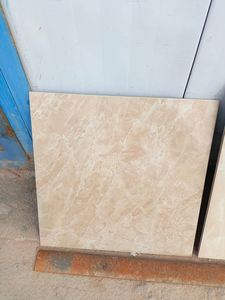 عروض وتخفيضات  يوجد لدينا سراميك بأنواعه مطابخ وصحيات وارضيات بكميات هائله وبأسعار تنافسيه سعر المتر ب ٣ ونص الف دينار   تواصل اتصال ***********
