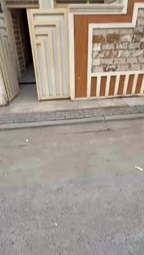 السلام عليكم مشتمل اللايجار مساحه ٨٠متر  يحتوي على ٣غرف نوم ٣خدامات واستقبال مثل ما موضح بالفديو العنوان الشعب حي البساتين شارع شيخ منهل  قريب على شارع العام السعر ٦٠٠الاستفسار على الرقم *********** مكتب ابو احمد
