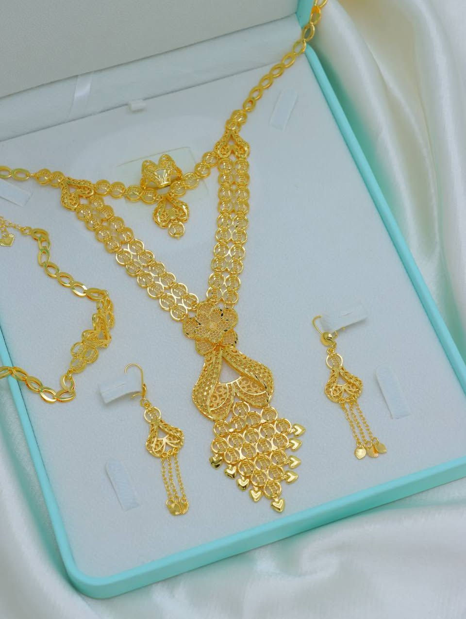 � كرسي جابر ذهب برازيلي – أناقة تسرق النظر 💛
✨ طلاء ثابت ولمعة ذهبية راقية
✨ تصميم أنثوي يبرز الحِلي والإكسسوارات
✨ يليق بالنساء والذوق العالي
✨ خفيف، مرتب، ويعطي فخامة لأي لبس

💸 السعر: 25,000 الف دينار فقط
🚚 توصيل لكل محافظات العراق:مجاني. 

🎁 خيار مثالي للاستخدام اليومي أو كهدية أنيقة
📩 للطلب راسلنا خاص
📞 أو اتصل عل


**إذا كنت صاحب هذا الإعلان وتريد حذفه لأي سبب، رجاءا أرسل رسالة إلى الدعم الفني**