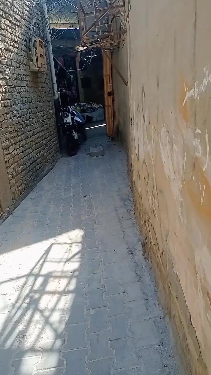 بيت للبيع في الرميثة/ الشرجي شارع النص / سوك ابو عزام للملابس /مساحة 165م / *ملاحظة البيت بي 3غرف غرفتين جوة وغرفة فوك متصلة مع السطح 
للتواصل والاستفسار في الخاص
او الاتصال على الرقم/ ***********
