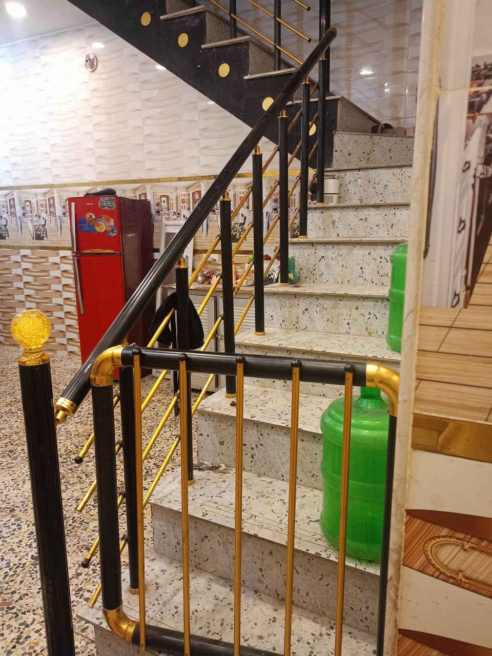 دار للبيع المساحه 100 سند اصفر متر بناء طابوك الارضيه رافت طابق واحد خدمات كامله ماء مجاري كهرباء تبليط موقع ممتاز حي البساتين المدخل الثاني من جهه القناه البيت صاير على شارع عرض الشارع 20)0/تفاصيل اكثر اتصل او خاص 
***********
